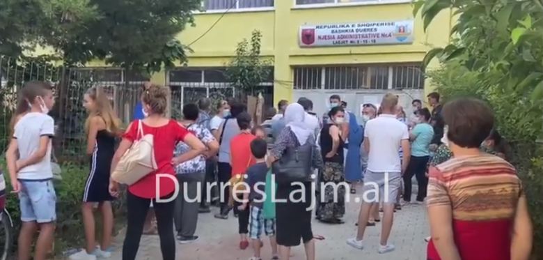 Banorët e Durrësit në radhë te Njësia nr.4 për pasaportat, nuk respektojnë masat (VIDEO)