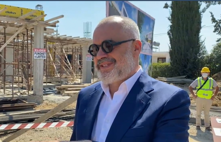 Javën e parë të tetorit hidhen themelet e pallateve të para në Shijak, Rama jep përgjigje për pyetjen: Ku i çoni paratë e botës? (VIDEO)