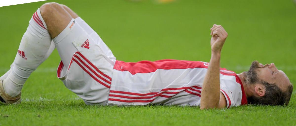 Rikthehet frika për mbrojtësin e Ajaks me problem në zemër, bie papritur gjatë miqësores