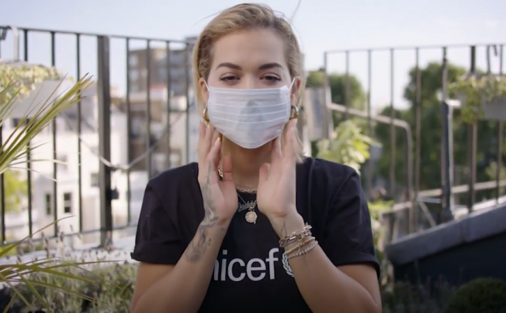 “Të dua”, Rita Ora mesazh për qytetarët e Kosovës: Vendosni maskën, mbroni veten dhe të dashurit nga COVID-19