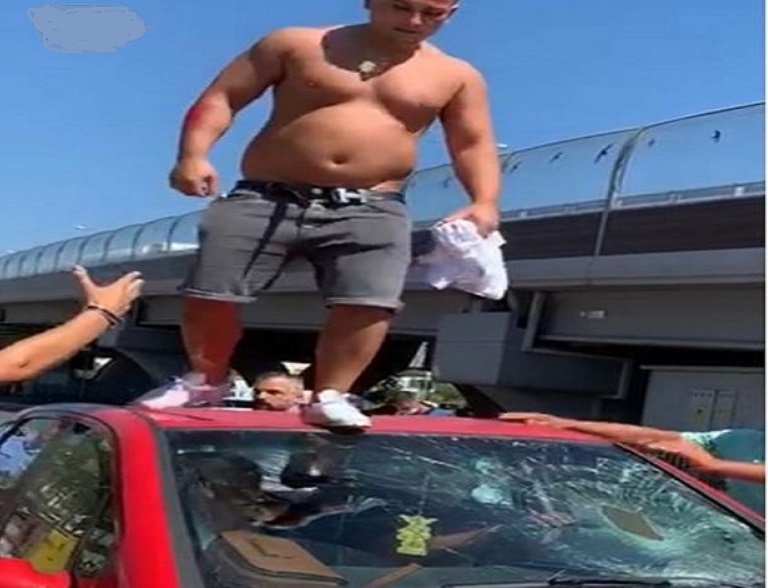 Po lëvizte me monopatinë, por u tremb nga shoferi. Shihni si hakmerret i riu në Tiranë