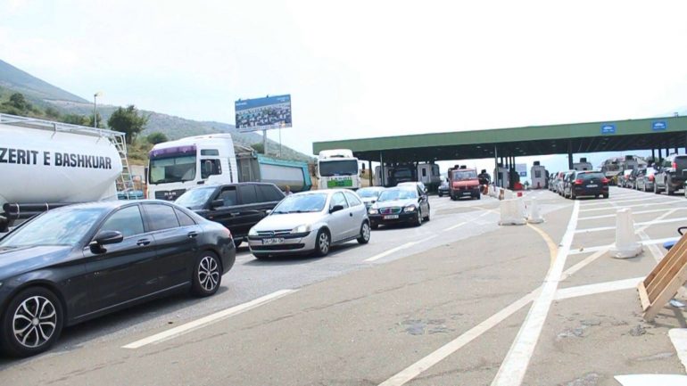 Radhë të gjata makinash në pikën kufitare të Morinës