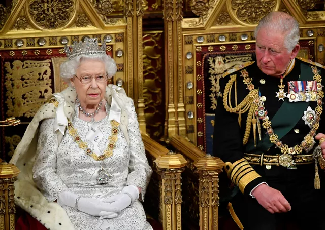 Shtohen sinjalet për largimin nga froni të mbretëreshës së Anglisë