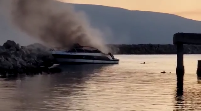 Skafi me turistë përfshihet nga flakët, digjen 500 litra benzinë