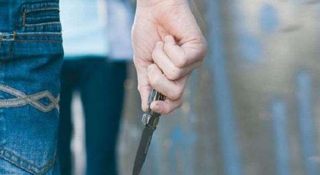 Tenton të vrasë me thikë 34-vjeçarin, policia gjen autorin të fshehur në kanal