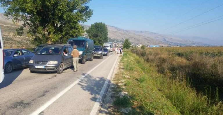 Situatë e rënduar në Kakavijë! Shqiptarët e gdhijnë rrugëve të Gjirokastrës, radha e automjeteve 10 km