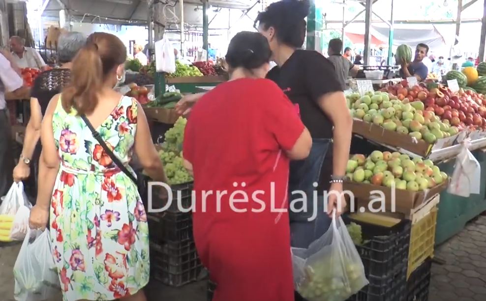 Prodhimet vendase mbushin bankinat e tregut, qytetarët durrsakë të kënaqur nga çmimet (VIDEO)
