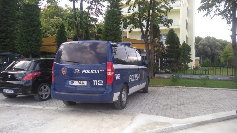 Plumbat drejt automjeteve të parkuara, dyshohet se ishin mesazh për pronarin e hotelit