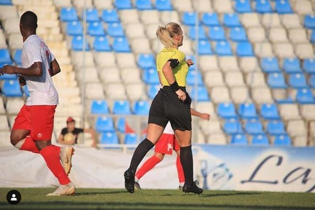 Gjyqtarja shfaqet e veshur me bikini, ekspozon format tepër të tonifikuara (FOTO)