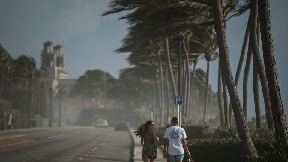 Florida, uragani mbyll plazhet dhe qendrat e testeve të Covid-19