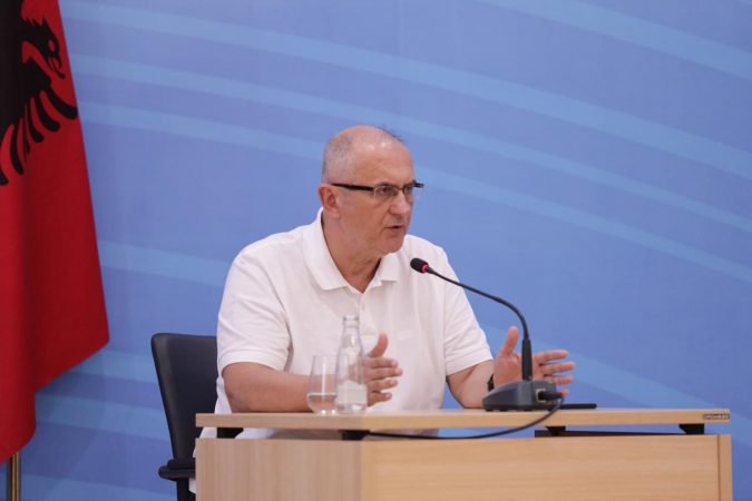 Petrit Vasili: Përballë COVID-it pa drejtim dhe në kaos organizativ, qeveria të ikë!