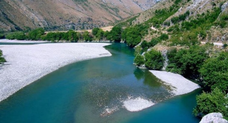 Gjenden dy pistoleta në lumin Shkumbin, dyshohet se janë përdorur në ngjarje kriminale