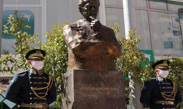 Ambasada e SHBA-së: Senatori Dole mbajti premtimin e dhënë para 30 vjetësh për lirinë e Kosovës