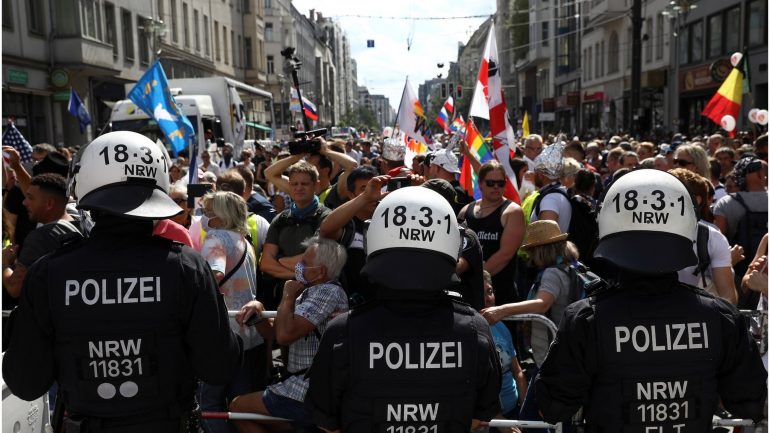 Berlin, 38 mijë qytetarë protestojnë dhunshëm kundër masave të reja ndaj COVID-19