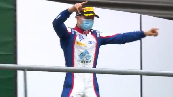 Piloti shqiptar fiton garën e parë në karrierë në Formula 3