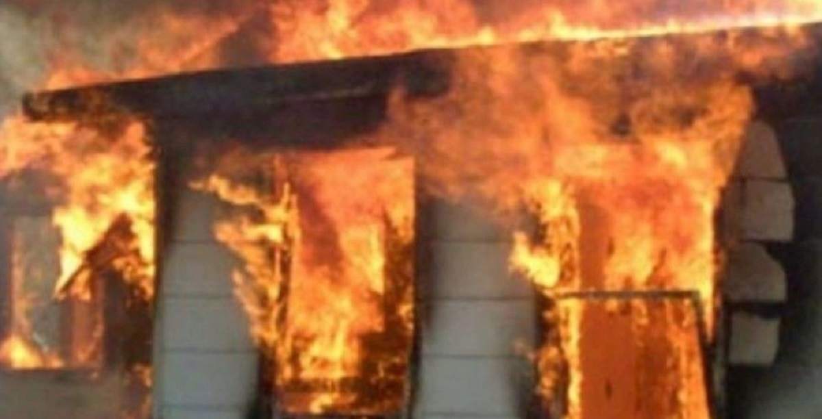 Zjarri shkrumbon magazinën, lëndohet pronari