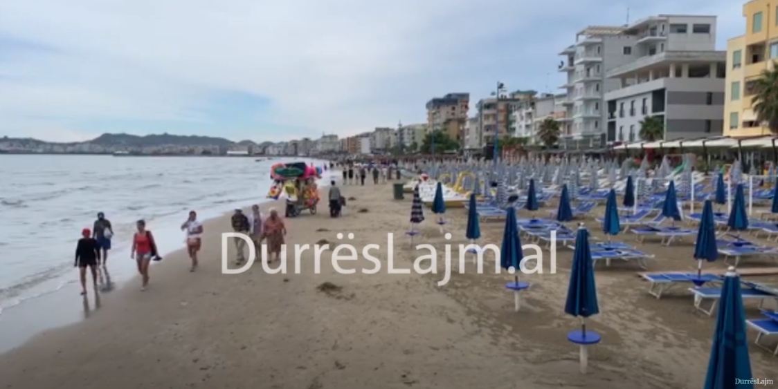 Moti i keq boshatis plazhin e Durrësit, qytetarët e shfrytëzojnë për ecje (VIDEO)