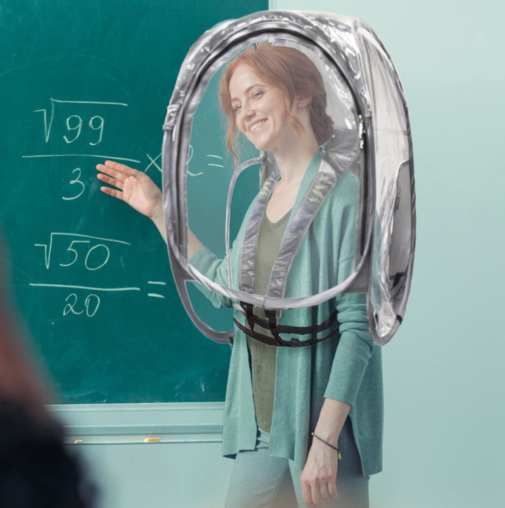 Krijohet mburoja antiCovid, transparente dhe e gjatë deri në bel (FOTO)