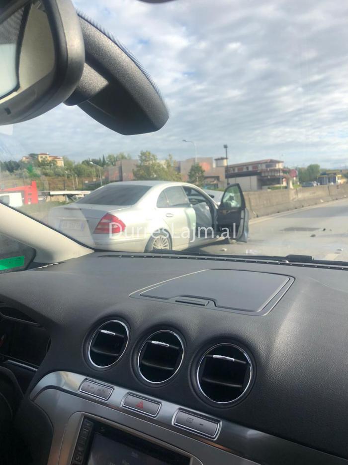 Aksident në autostradën Durrës-Tiranë, “Benz”-i përplaset me një furgon, 2 të lënduar (FOTO)