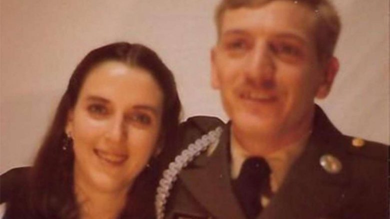 Çifti ndahet nga jeta prej Covid-19, me duart bashkuar