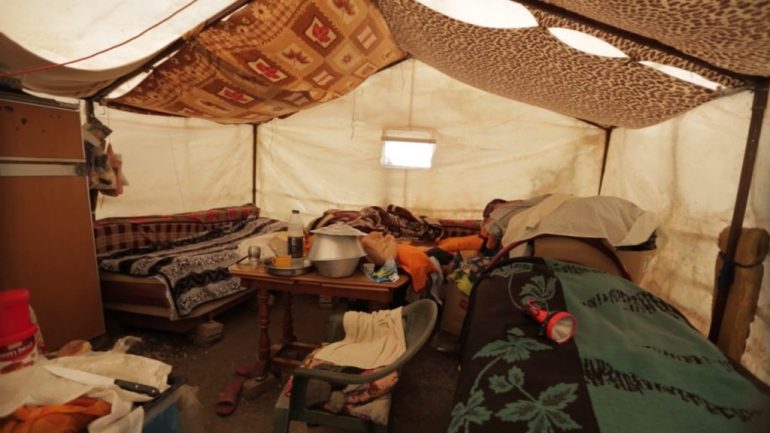 Tërmeti u prishi shtëpinë, familja Shota jeton në çadër: Nuk jemi bagëti