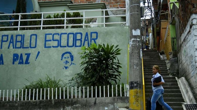 Nipi i Pablo Escobar gjen 18 milionë dollarë të xhaxhit të fshehura në murin e shtëpisë