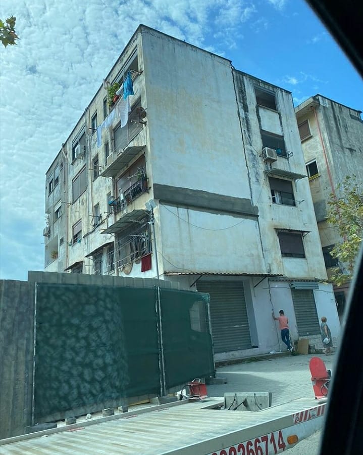 Denoncimi/ Gjatë hapjes së themeleve të shkollës në Durrës, u dëmtua pallati ngjitur