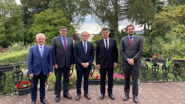 Hoti: I kënaqur nga koordinimi i BE me SHBA për marrëveshjen finale