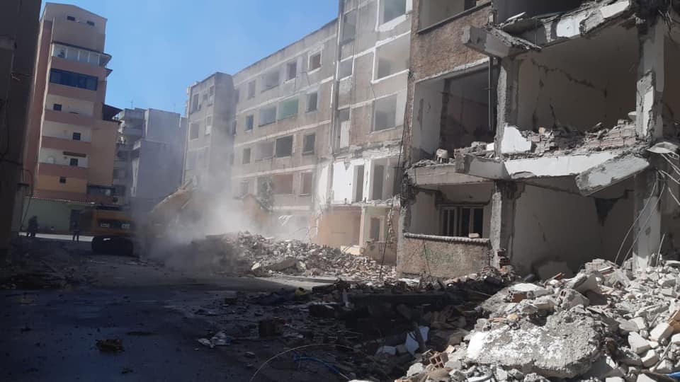 Nis shembja e 4 pallateve në lagjen nr.17 në Durrës, u dëmtuan nga tërmeti (FOTO)