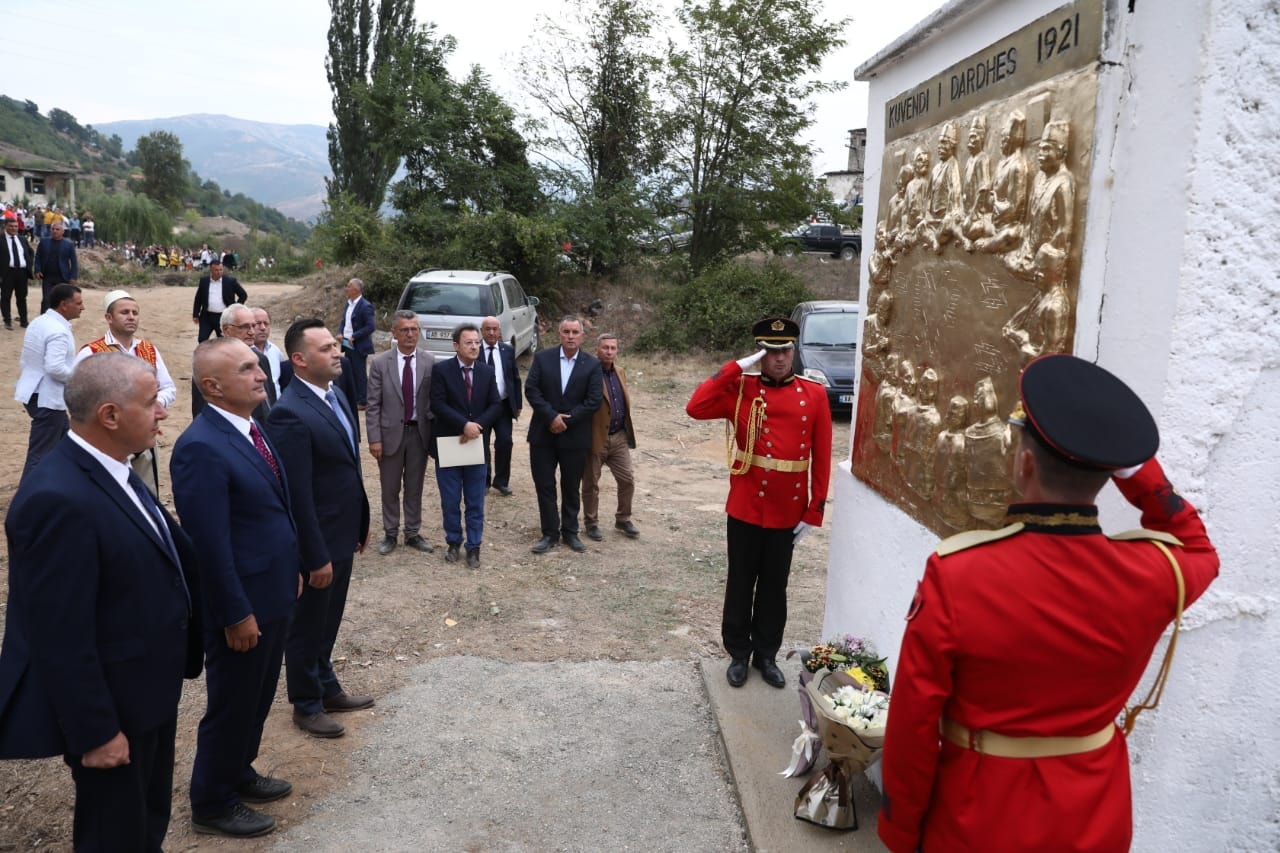 “Me gjoks flakën ja shuajmë topit, jemi gjaku Kastriotit!”, Meta mesazh nga Dibra: Zot t’i dalim këtij vatani!