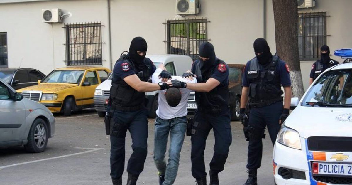 Policia jep detaje, kush është i riu që u largua nga komisariati