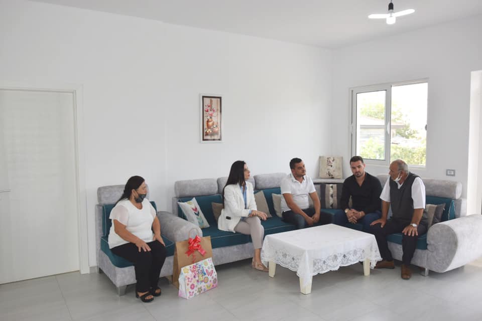 Një vit nga tërmeti i 21 shtatorit/ Kryebashkiakja Sako me Dyrmishin në banesat e rindërtuara: Me kushte shumë më të mira (FOTO)