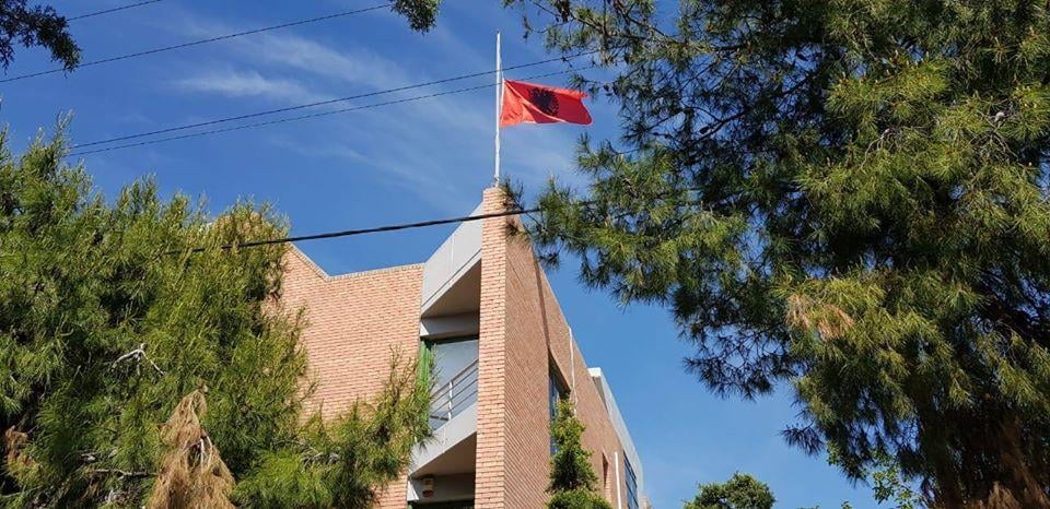 Ambasada shqiptare në Athinë njoftim të rëndësishëm për emigrantët