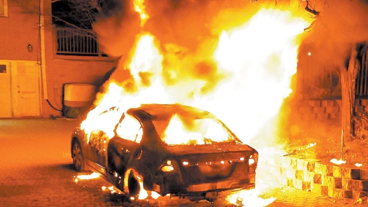 Zjarri shkrumbon makinën në Tiranë, mister shkaqet