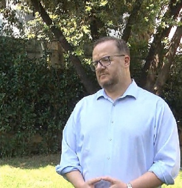 Kaosi me pasaportat shqiptare në Greqi/ Zv/ministri i Jashtëm: Këtë javë marrëveshje me Ministrinë e Brendshme