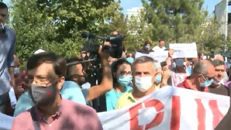Protesta për rafinerinë e Ballshit zhvendoset në Tiranë, kërkojnë rifillimin e punës