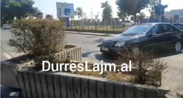 Durrës, “Benz”-i hyn me të kuqe dhe merr përpara trafikndarëset (FOTO & VIDEO)