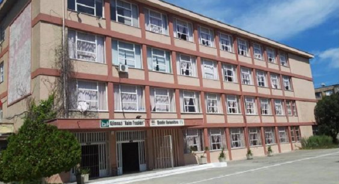 Gjimnazi i njohur në Durrës do të shembet, drejtoria u kërkon nxënësve të paguajnë 10 mijë lekë për mirëmbajtjen e godinës!!!