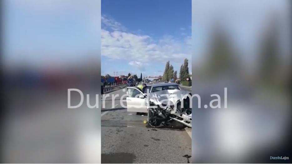 Si u shkaktua aksidenti i frikshëm në autostradë, zjarrfikësit angazhohen për pastrimin e rrugës (VIDEO)