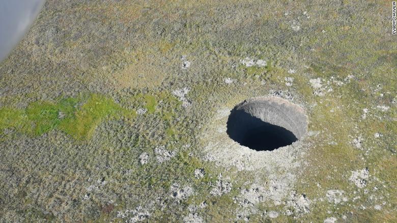 Misteri vazhdon, shfaqet një tjetër gropë gjigande në tokë (FOTO)
