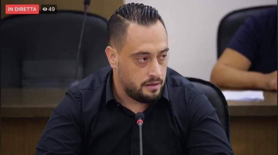 Elton Arbana reagon ndaj denoncimit të opozitës: Lajmet tuaja të rreme nuk më befasojnë më! (FOTO)