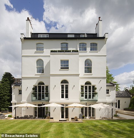 Rihanna vë në shitje shtëpinë luksoze (FOTO)