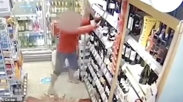 I thanë të mbante radhën, gruaja e inatosur hedh në tokë të gjithë raftin me verë