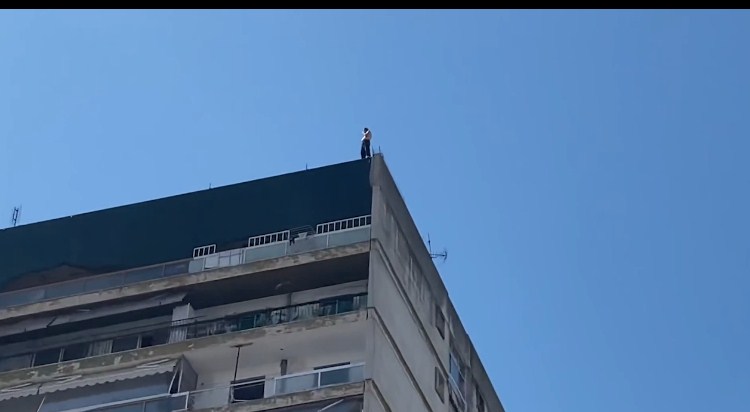 Gjysmë i zhveshur, shqiptari kërcënon se do hidhet nga ndërtesa 12-katëshe në Selanik
