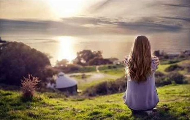 Nëse ju pëlqen të rrini vetëm, me siguri i keni këto 7 karakteristika