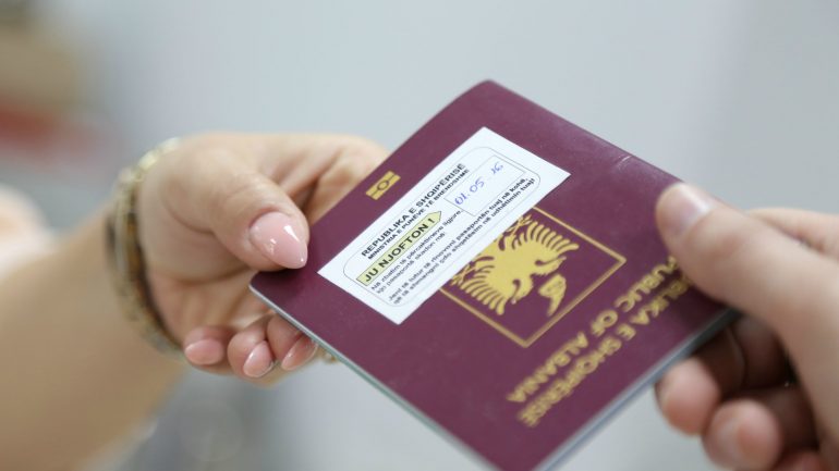 Ambasada shqiptare në Athinë jep njoftimin për tërheqjen e pasaportave përmes postës
