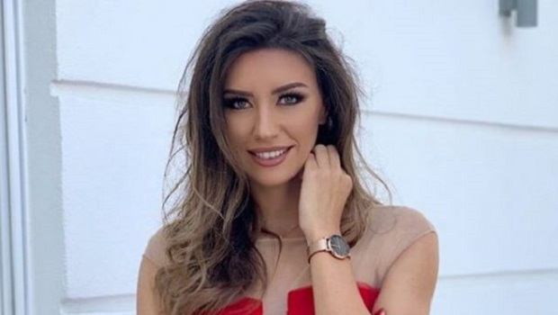 Del pozitive me Covid-19 moderatorja shqiptare, feston ditëlindjen në izolim