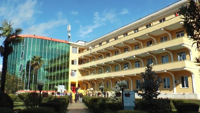 Detaje tronditëse, një pacient i 3-të tentoi të hidhej, u ndal në kohë nga mjekët!