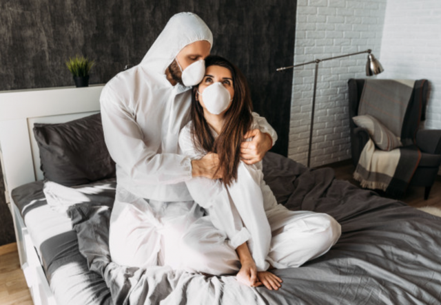 “Përdorni maskë edhe në momente intime”/ Thirrja e ekspertes: Kryeni marrëdhënie seksuale, por mos…