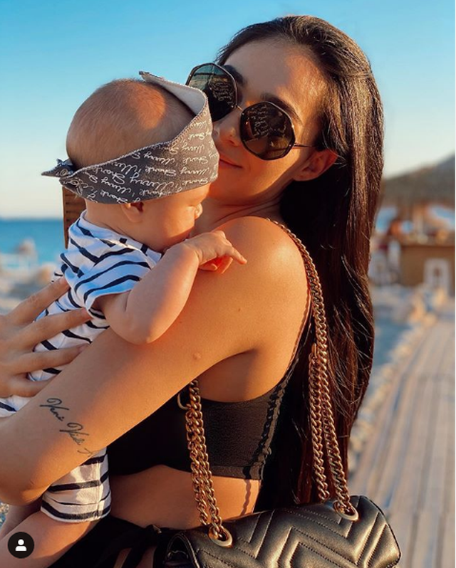 Tre muaj me Kridin, Klea Huta bën dedikimin e ëmbël: Ta puth mami këmbën e vogël…